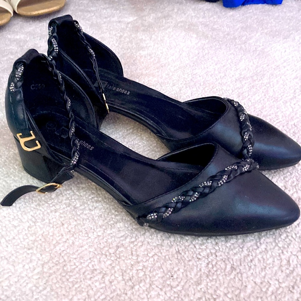 Women’s low heel black sandals